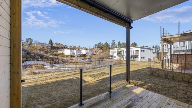 Det er flotte turstier ned bakken fra parkeringsplassen, og ca. 5 min til byen i bil (ca. 2 km).