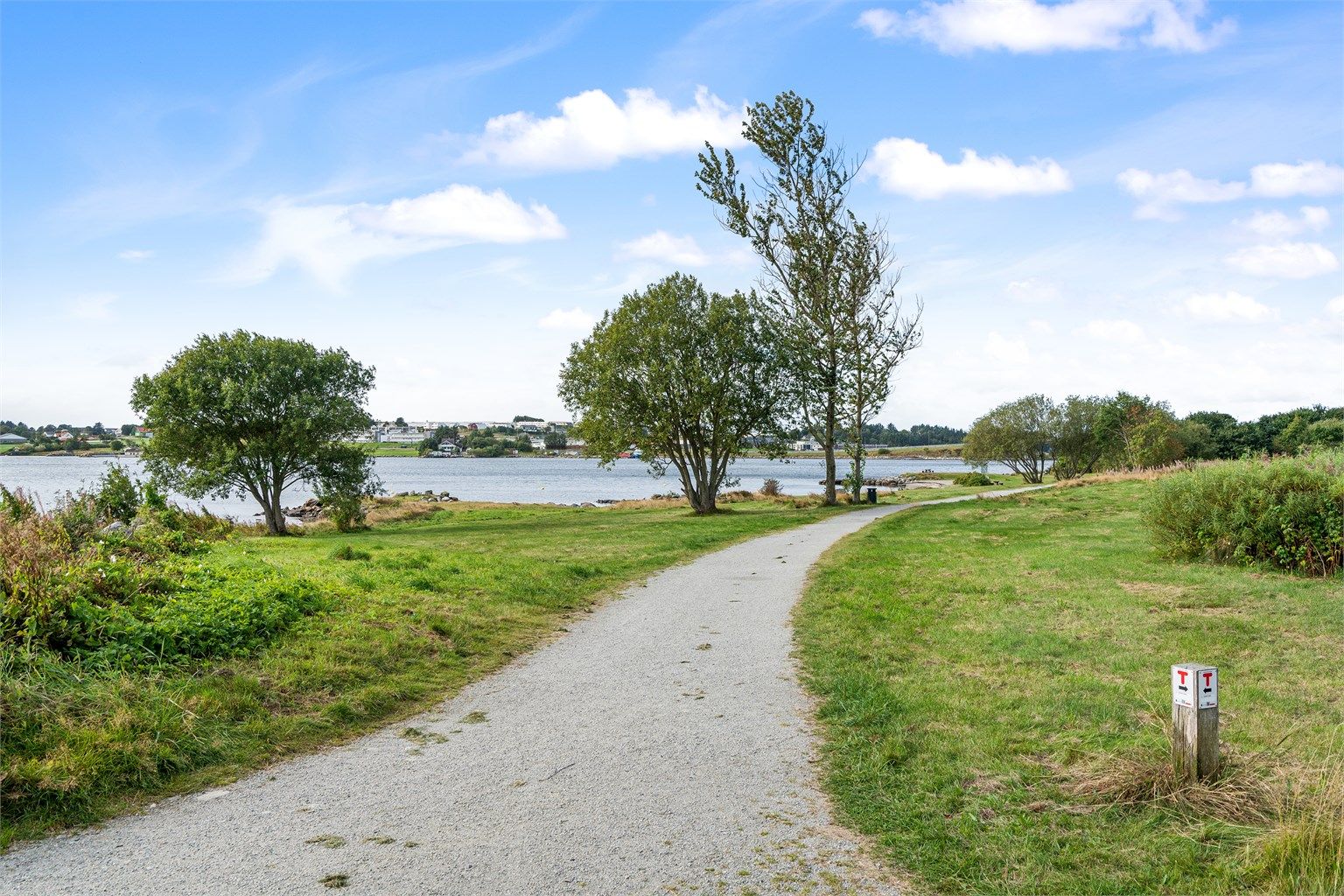 Beliggende i etablert område i Kvernevik med kort vei til butikker, skoler, barnehager , turområder m.m