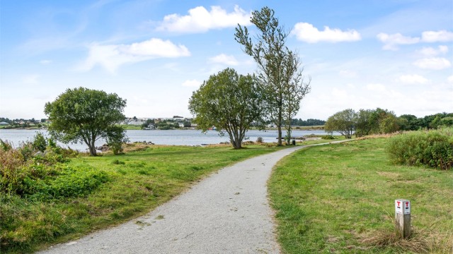 Beliggende i etablert område i Kvernevik med kort vei til butikker, skoler, barnehager , turområder m.m