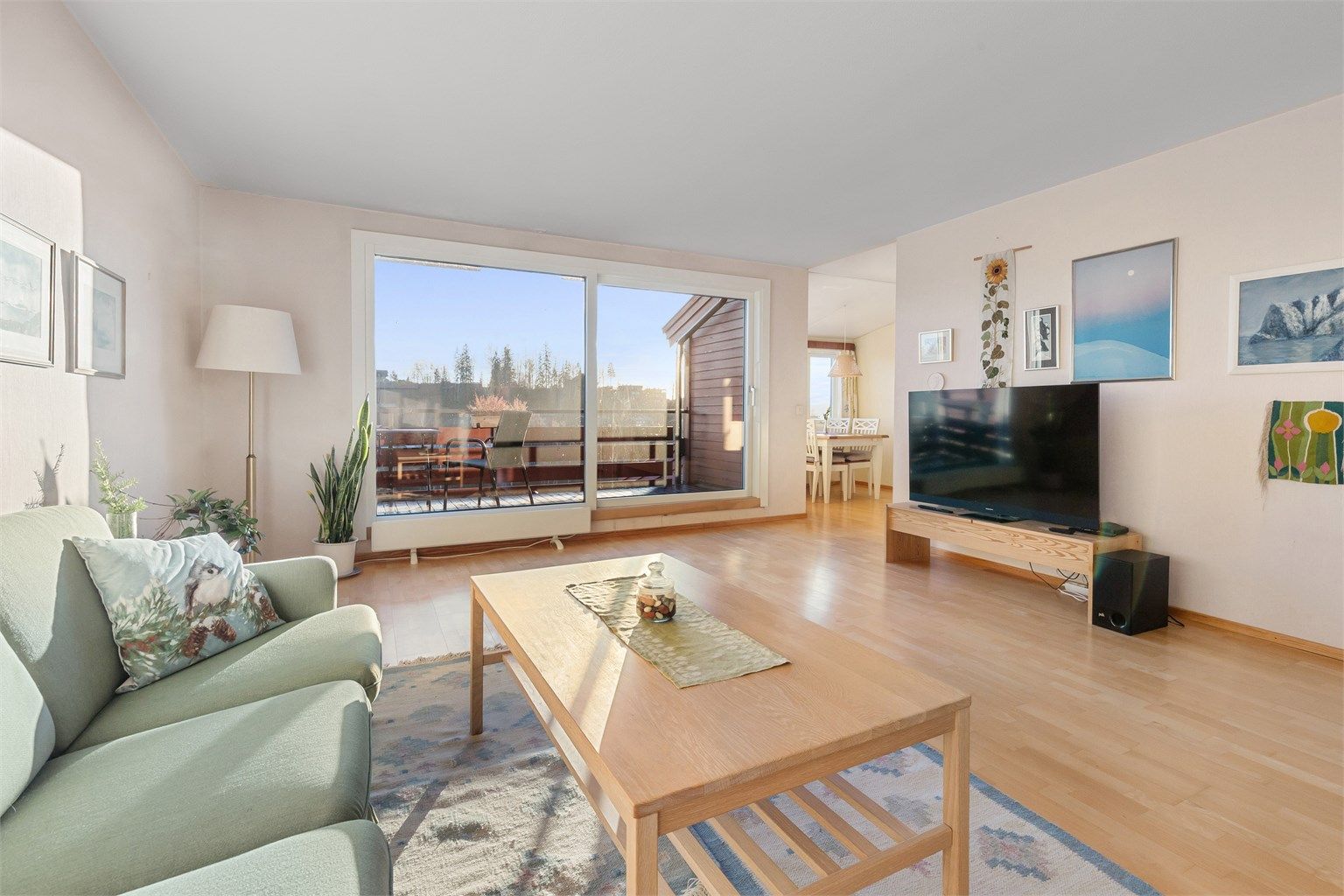 Stuen oppleves lys og luftig med god møbleringsmuligheter