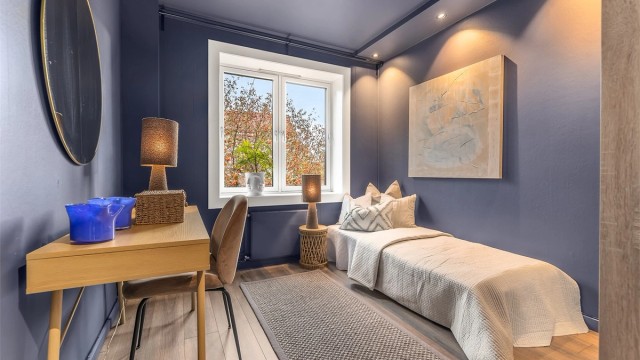 Soverom II er også av god størrelse med plass til seng, garderobeskap og skrivepult