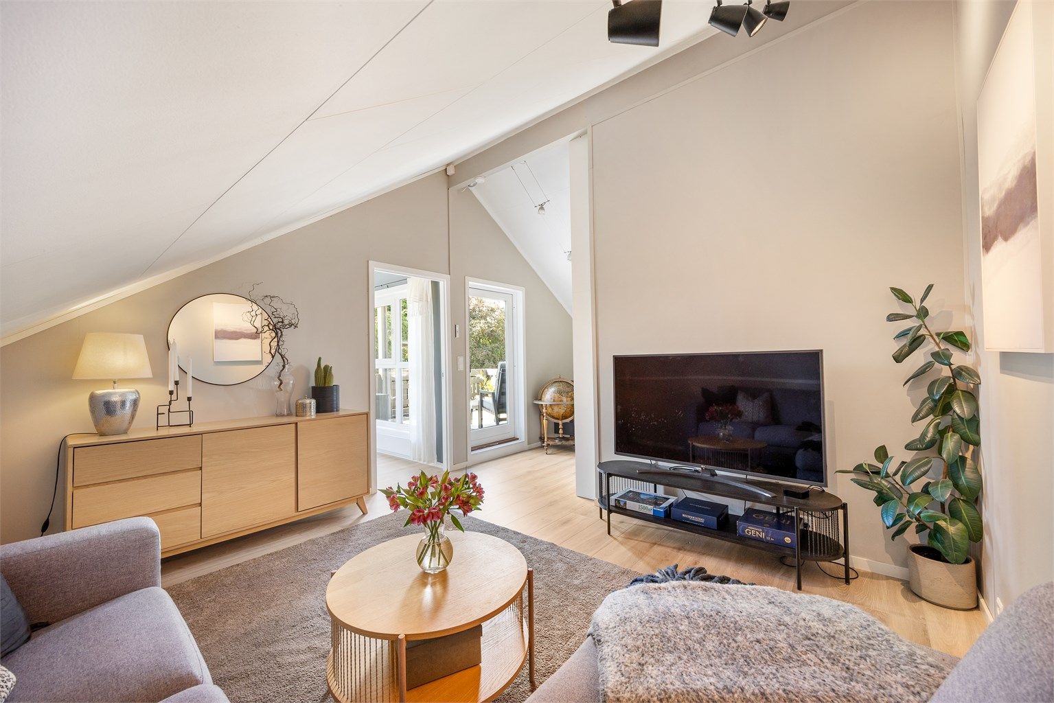 Fra loftstuen er det utgang til en takterrasse på ca. 12 m².