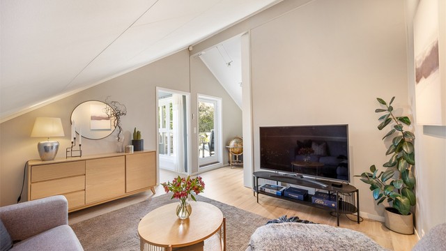 Fra loftstuen er det utgang til en takterrasse på ca. 12 m².