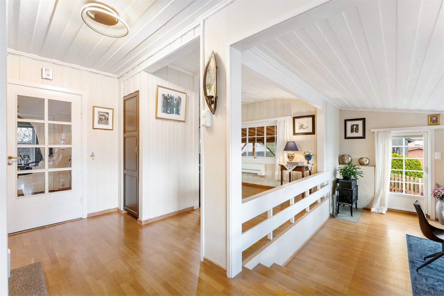 Fra spisestuen er det inngang til en separat TV-stue.