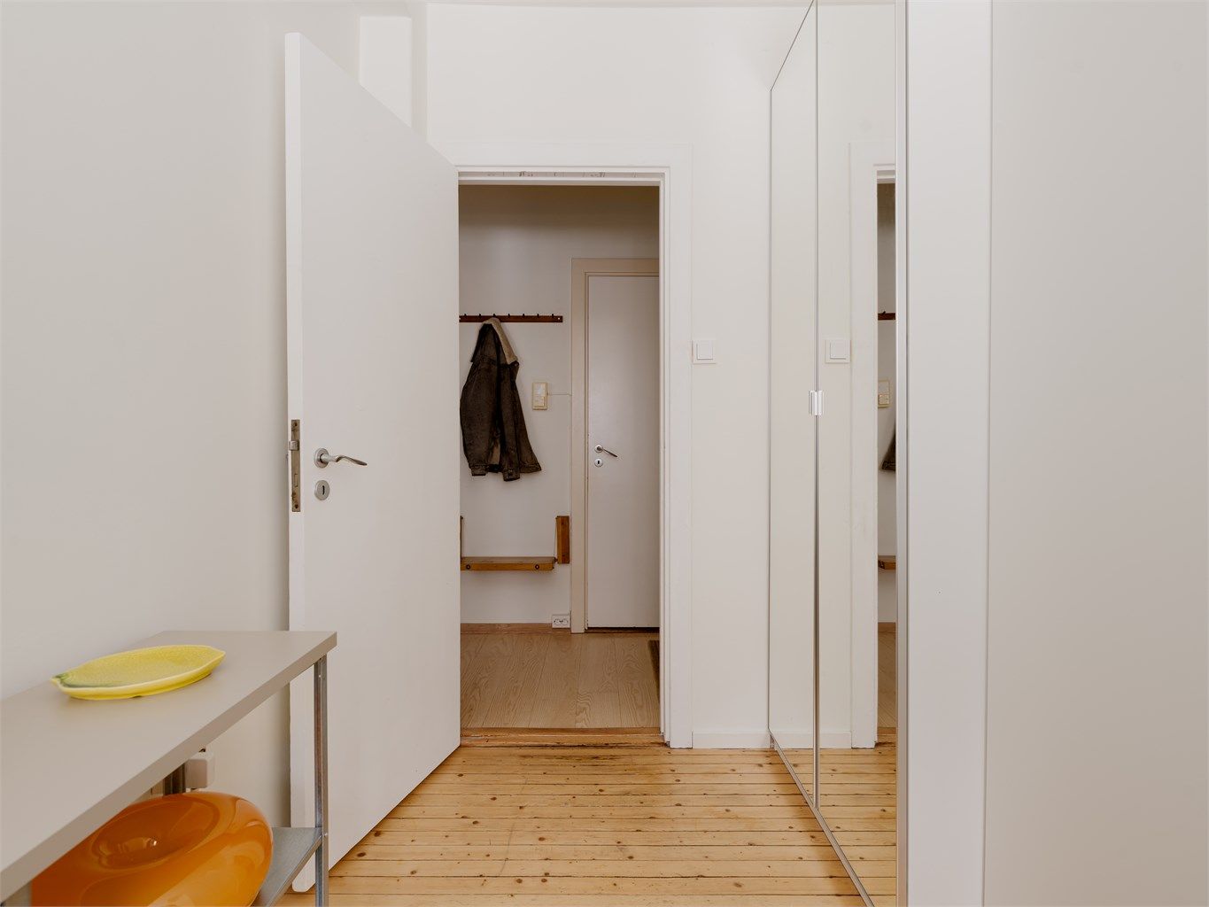 Også dette rommet har god oppbevaringsplass i garderobeskap med praktiske speilfronter. 