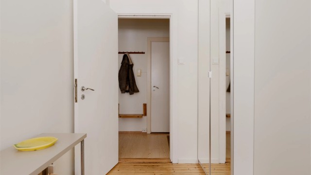 Også dette rommet har god oppbevaringsplass i garderobeskap med praktiske speilfronter.