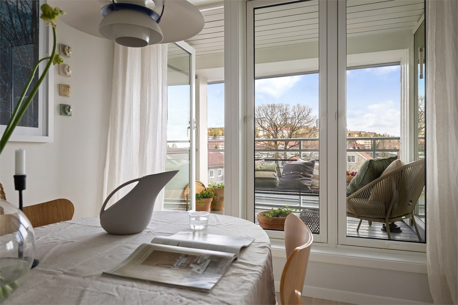 Fra stuen har en adkomst til boligens fantastiske balkong på 5 kvm