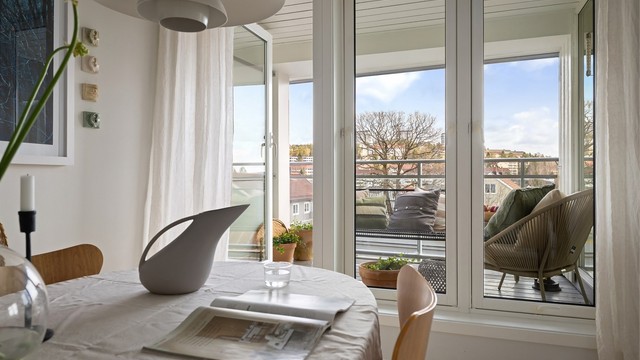 Fra stuen har en adkomst til boligens fantastiske balkong på 5 kvm
