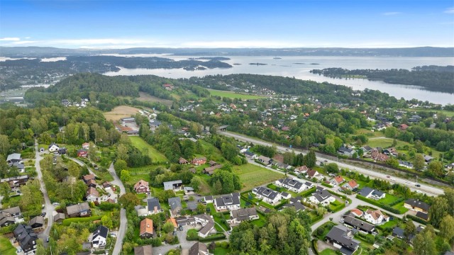 Populære Hvalstrand, en av Askers fineste badestrender, byr på sandstrand, stor gresslette, stupetårn og badebrygge. Videre er det gode bade- og fiskemuligheter i Semsvannet som ligger rett nord for sentrum.
