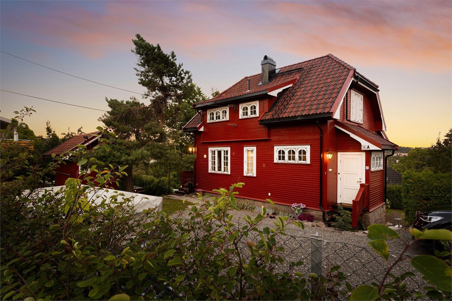 Denne eneboligen fra 1914 strekker seg over to etasjer og bærer i seg den karakteren og soliditeten som følger et hus av denne alderen. Foto: Henrik Eriksen