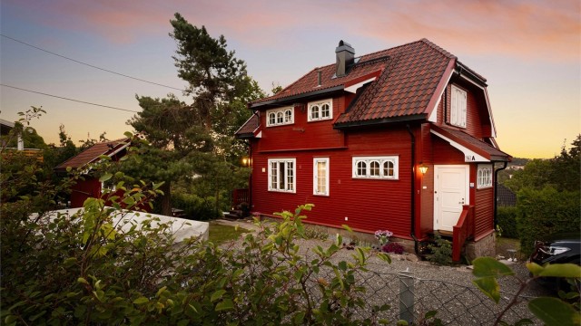 Denne eneboligen fra 1914 strekker seg over to etasjer og bærer i seg den karakteren og soliditeten som følger et hus av denne alderen. Foto: Henrik Eriksen