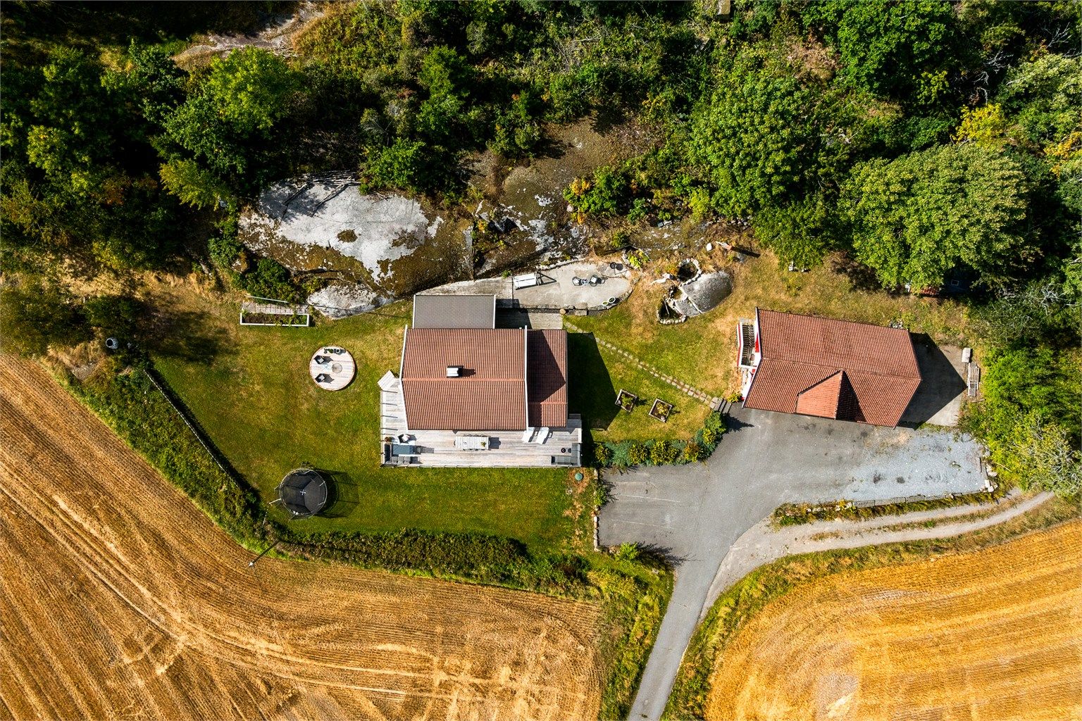 Oversikt over eiendommen og dens plassering i terrenget. Foto: [ Kron Media AS ]