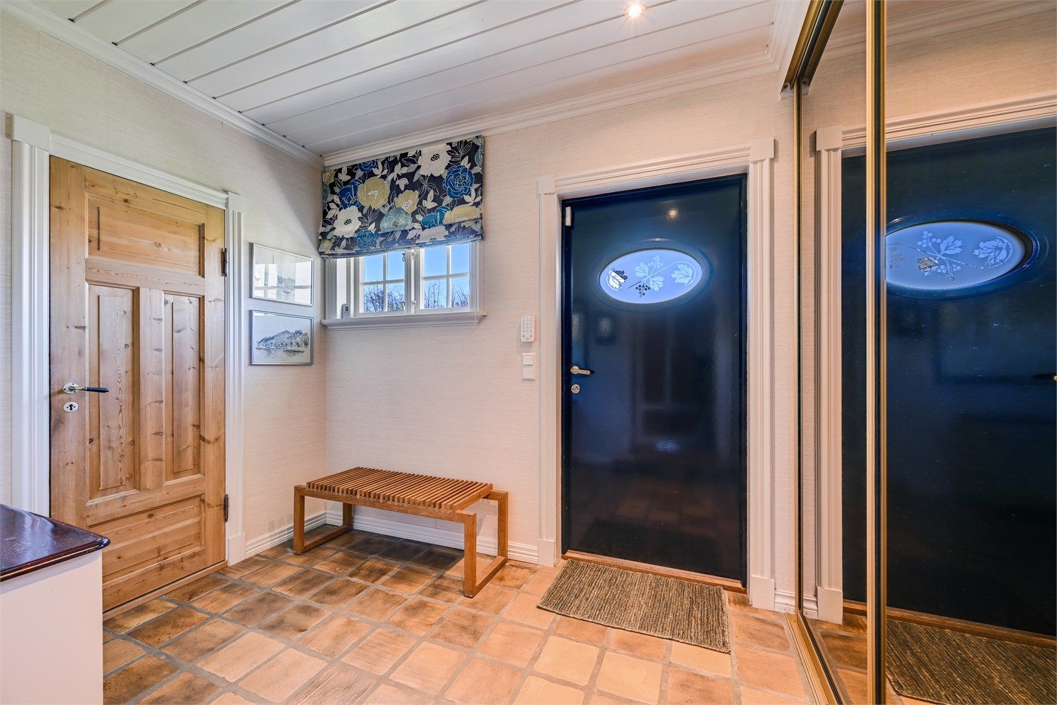 Entréen ønsker velkommen med god plass og skyvedørsgarderobe. De originale fyllingsdørene i heltre furu er bevart og gir karakter.