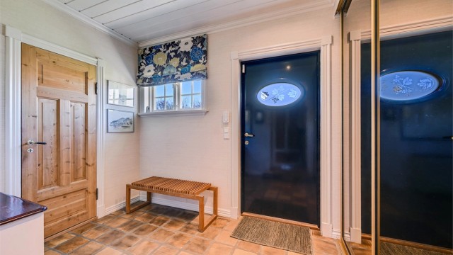 Entréen ønsker velkommen med god plass og skyvedørsgarderobe. De originale fyllingsdørene i heltre furu er bevart og gir karakter.