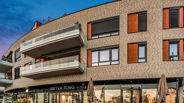 På Sæter Torg finner du et variert servicetilbud som inkl. flere cafeer og spisesteder, matbutikker, apotek, bokhandel, Mester Grønn, samt flere nisje- og klesforretninger.