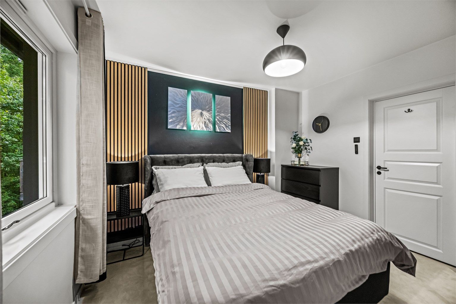 En av veggene i hovedsoverommet har spiler for en lekker finish og bedre akustikk, likt som de du finner i gangen og stuen.