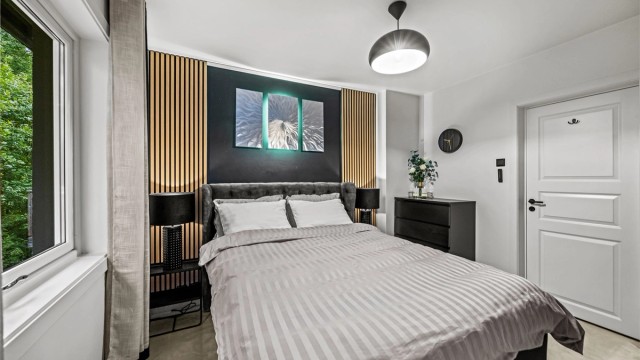 En av veggene i hovedsoverommet har spiler for en lekker finish og bedre akustikk, likt som de du finner i gangen og stuen.