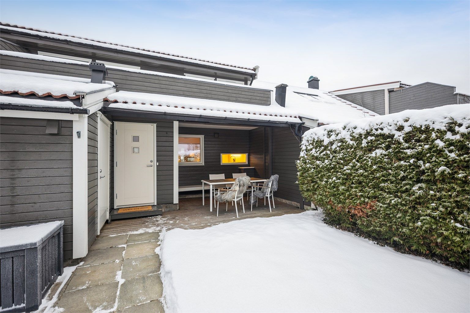 Inngangsparti med vest-vendt overbygget platting med god plass til en hyggelig sittegruppe.  Foto: Per O. Skjellnan v/Efkt