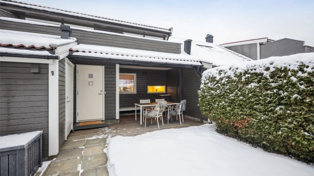 Inngangsparti med vest-vendt overbygget platting med god plass til en hyggelig sittegruppe. Foto: Per O. Skjellnan v/Efkt