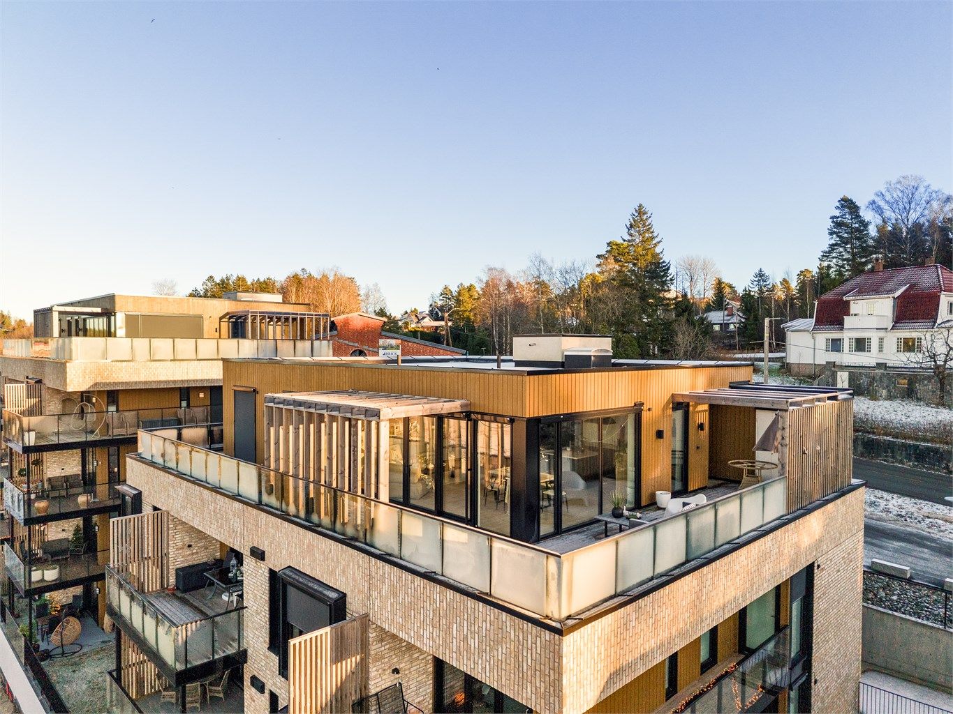 Altan på hele 75 kvm. omfavner tre av leilighetens fire sider. Her er det sommerstid gode solforhold dagen gjennom.
Fotograf; Kristoffer Kristiansen.