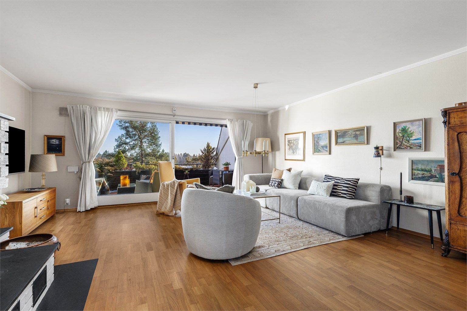 Romslig stue med flere møbleringsmuligheter. Her er det plass til sittegruppe, TV-område og skrivebord e.l. Det er en peis i stuen for ekstra varme og hygge på kjølige dager.