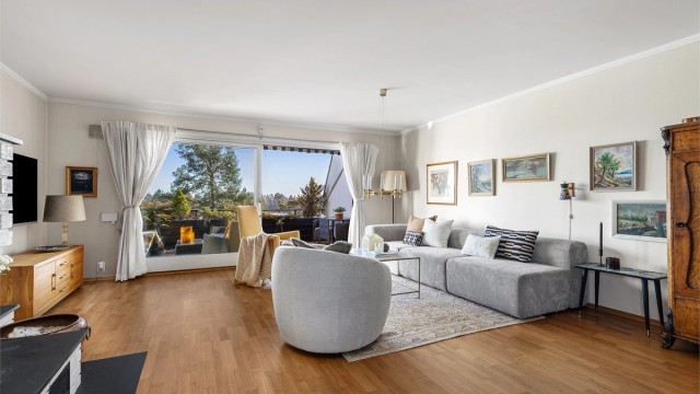 Romslig stue med flere møbleringsmuligheter. Her er det plass til sittegruppe, TV-område og skrivebord e.l. Det er en peis i stuen for ekstra varme og hygge på kjølige dager.