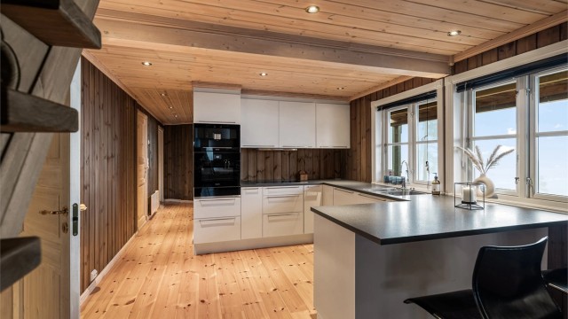 Hytten har alle bruksrom på ett plan, med tillegg av innredet loftsetasje