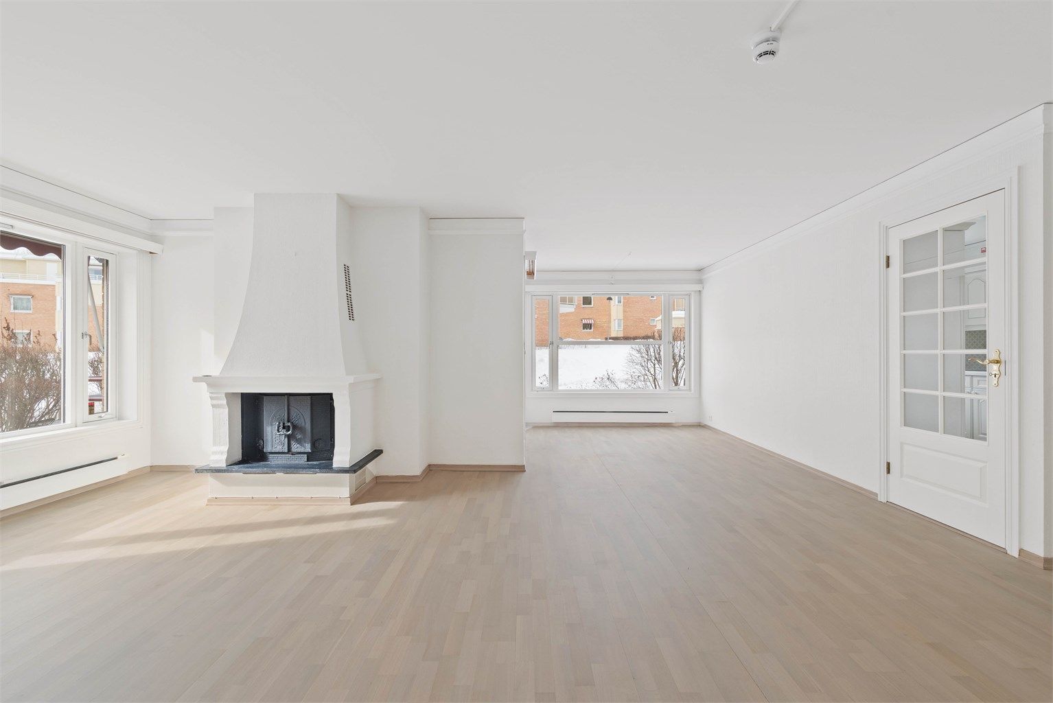 I stuen er det også en peis som er god å ha vinterstid.