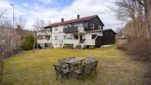 Sameiet holder på å male opp fasaden