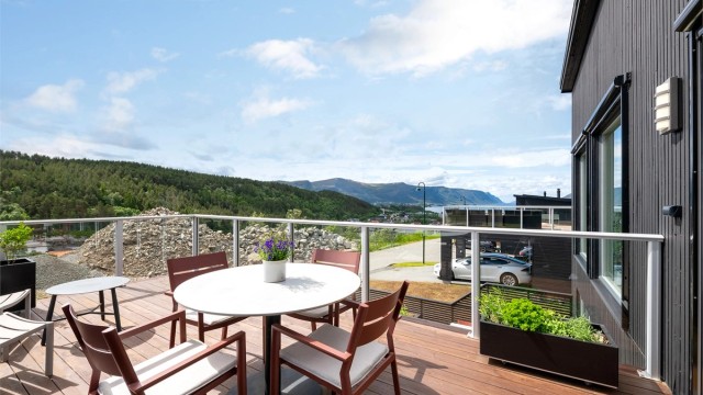Fra den sørvendte terrassen på 18 kvm er det flott utsikt og gode solforhold
Foto: Stian Wiik