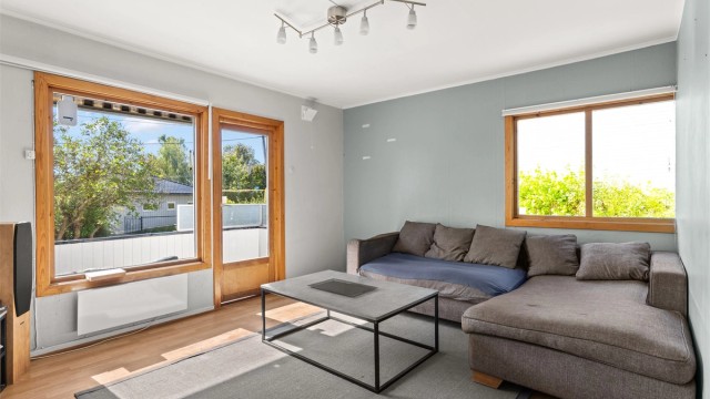 Lys stue med utgang til sydvendt terrasse