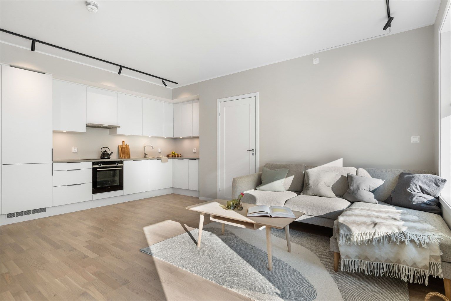 Den åpne planløsningen gjør matlagingen til en sosial aktivitet og serveringen svært enkel