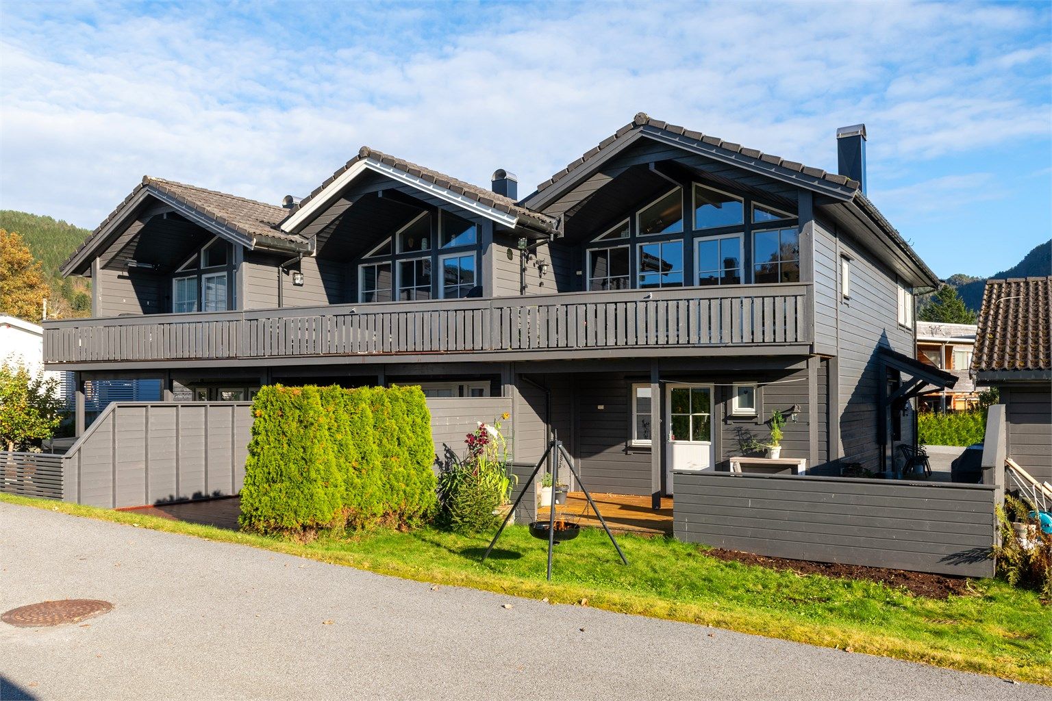Fasade, markterrasse og hage mot vest