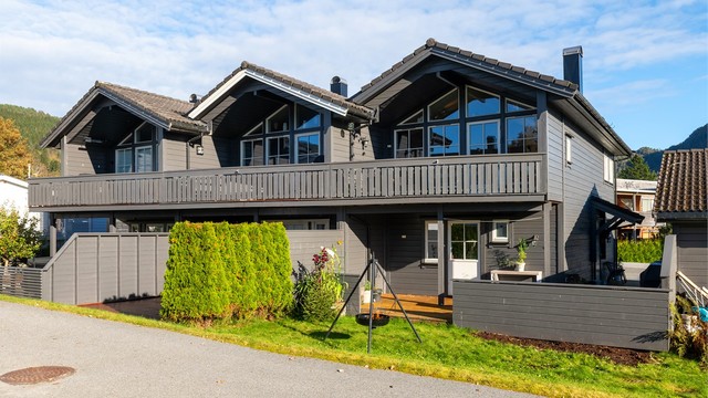 Fasade, markterrasse og hage mot vest