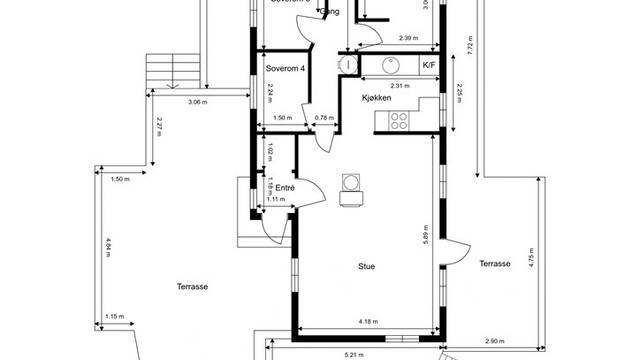 Fritidsboligen har en arealeffektiv planløsning med alle rom på ett plan, inkludert fire soverom.