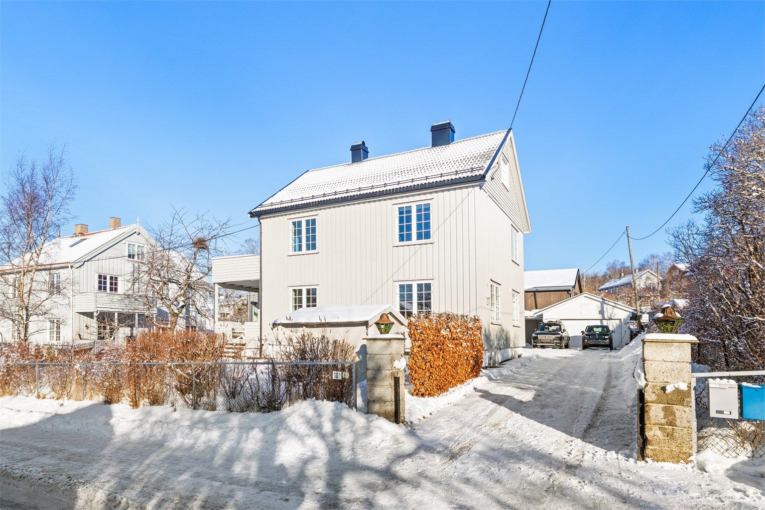 Det ble lagt nye utvendig vann- og avløpsledninger i 2012. Innvendig ble soilrøret skiftet i 2008