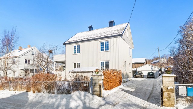 Det ble lagt nye utvendig vann- og avløpsledninger i 2012. Innvendig ble soilrøret skiftet i 2008