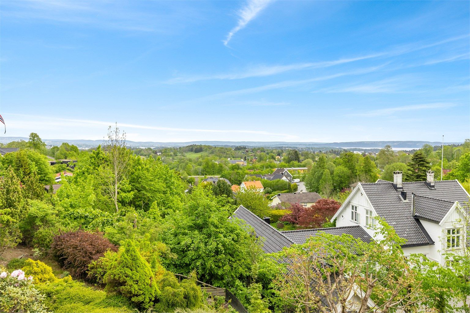 Her får du en innholdsrik enebolig med 3 soverom, 2 bad, kjøkken, kjellerstue, vaskerom og 2 store boder.