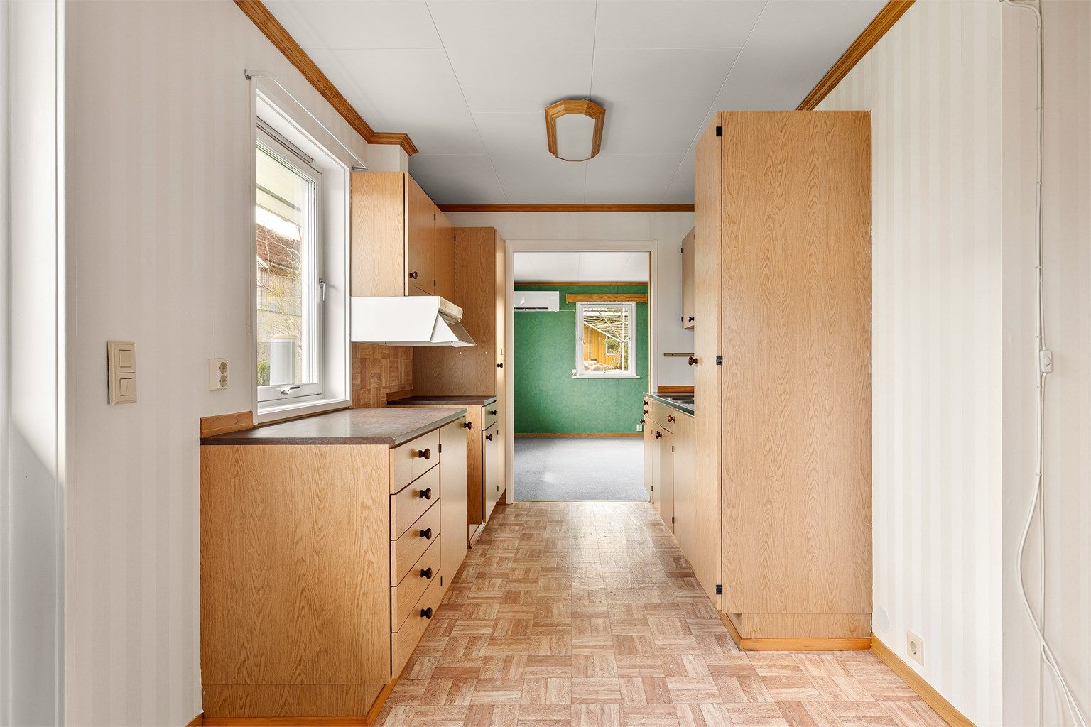 Kjøkkeninnredningen er fra byggeåret. Ventilatoren fungerer ikke tilfredsstillende og er isolert gitt TG 3.