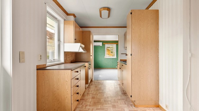 Kjøkkeninnredningen er fra byggeåret. Ventilatoren fungerer ikke tilfredsstillende og er isolert gitt TG 3.