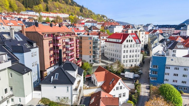 Fra eiendommen er det gangavstand til dagligvarebutikker som Meny Støletorget og Kiwi Birkebeinersenteret.