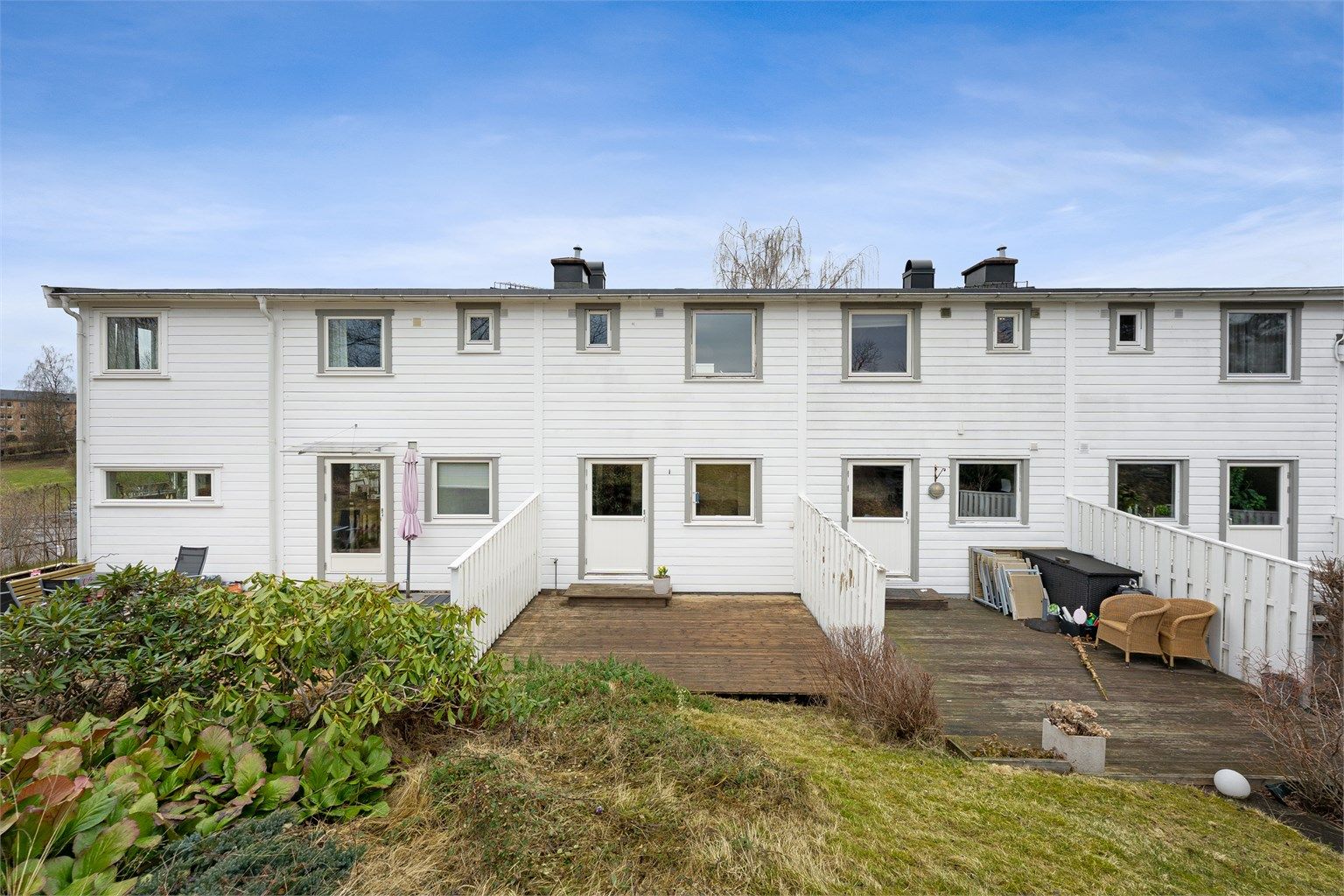 Boligen har en tilbaketrukket hage med gode solforhold og en romslig terrasse med direkte utgang fra kjøkkenet.