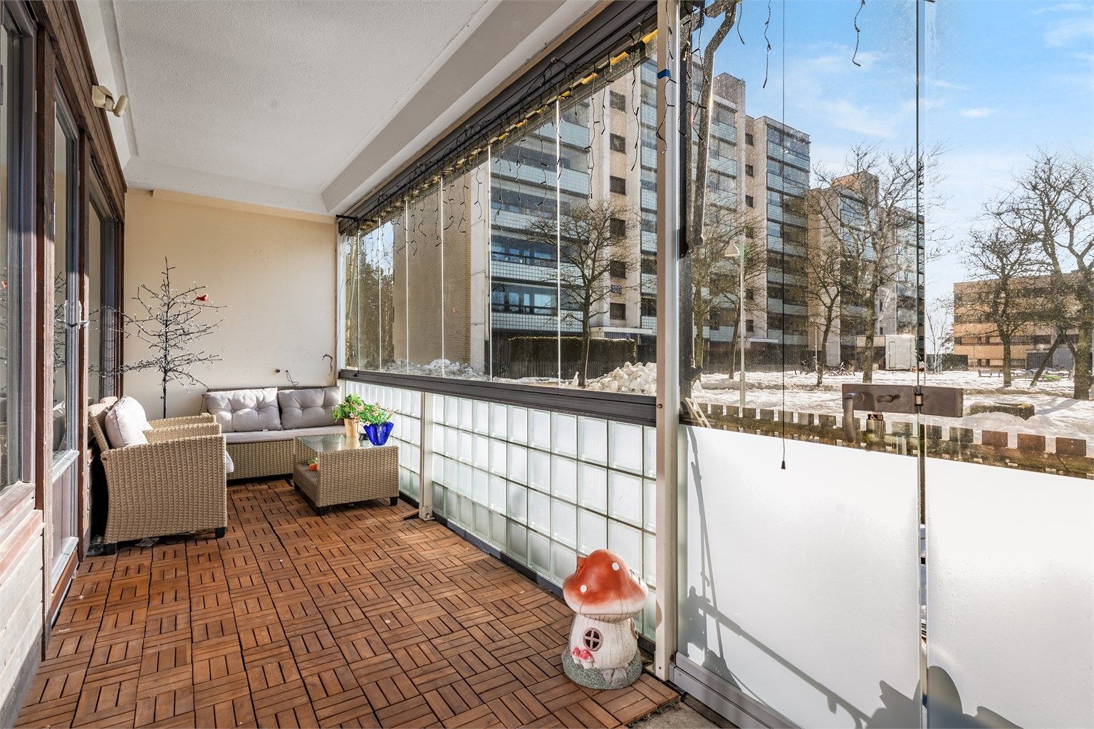 Fra balkongen er det fritt utsyn til de hyggelige fellesarealene.