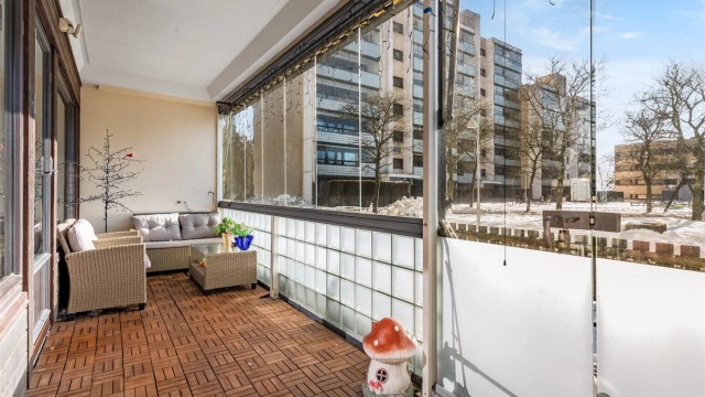 Fra balkongen er det fritt utsyn til de hyggelige fellesarealene.