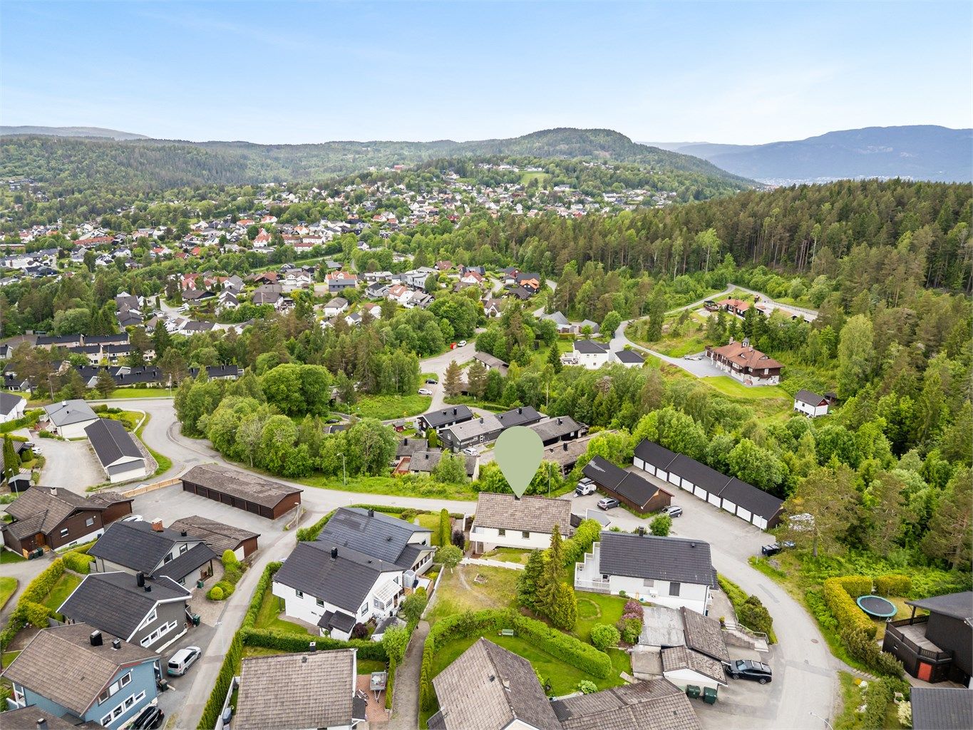Umiddelbar nærhet til flotte tur- og rekreasjonsområder (bak eiendommen).