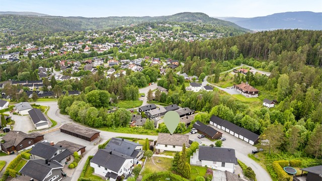 Umiddelbar nærhet til flotte tur- og rekreasjonsområder (bak eiendommen).