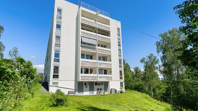Leiligheten har en god intern beliggenhet og fin planløsning bestående av entré, stue med åpen kjøkkenløsning, bad og soverom
