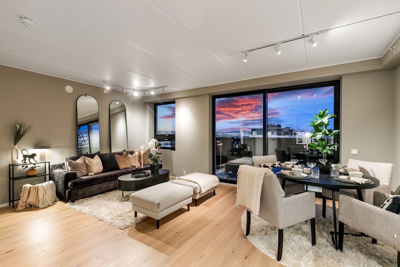 Eiendomsmegler Krogsveen v/ Vegard Gran-Andersen ønsker deg velkommen til Sørumsgata 1A, en gjennomgående og nyere 3-roms leilighet beliggende fritt i 8. etasje. 