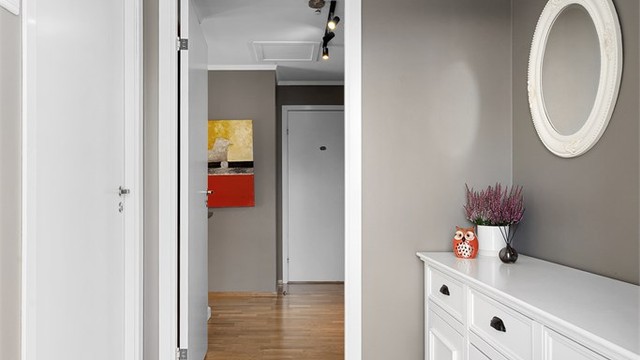 Entre med plass til kommode og knaggrekke