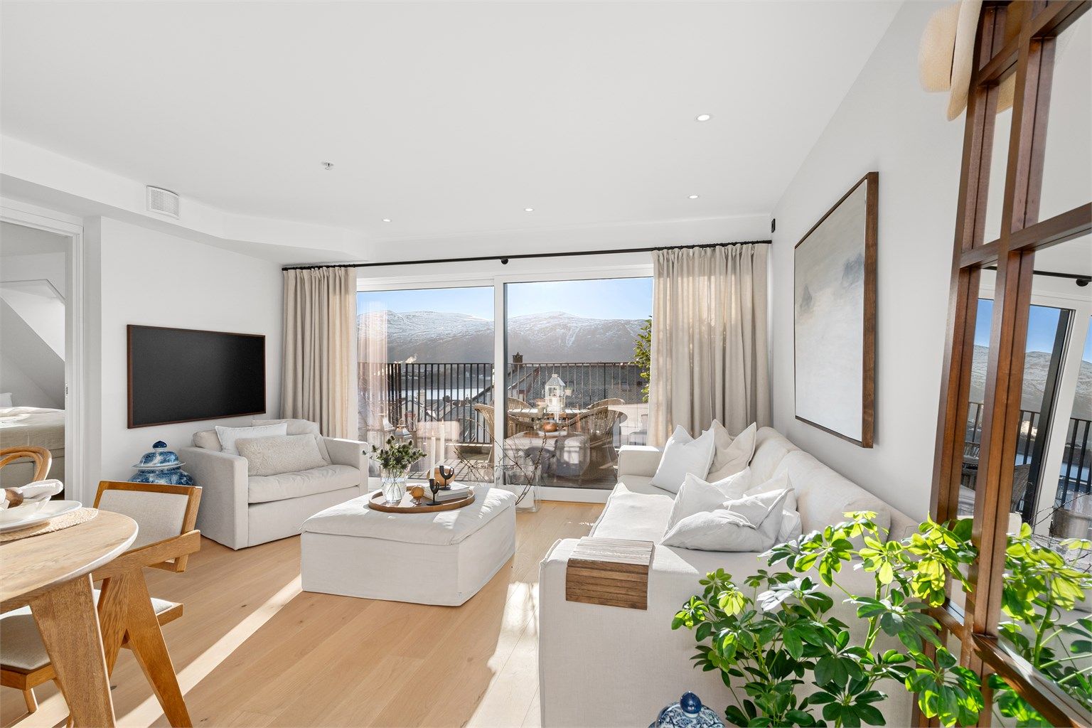 Stue og kjøkken med skyvedør til terrassen